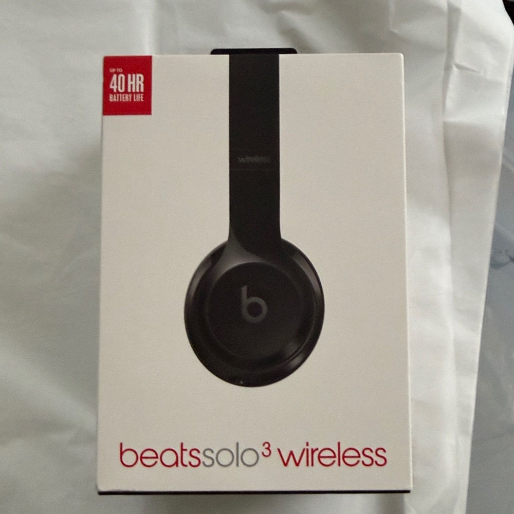 Beats Solo3 Wireless Headphones - Glossy Black